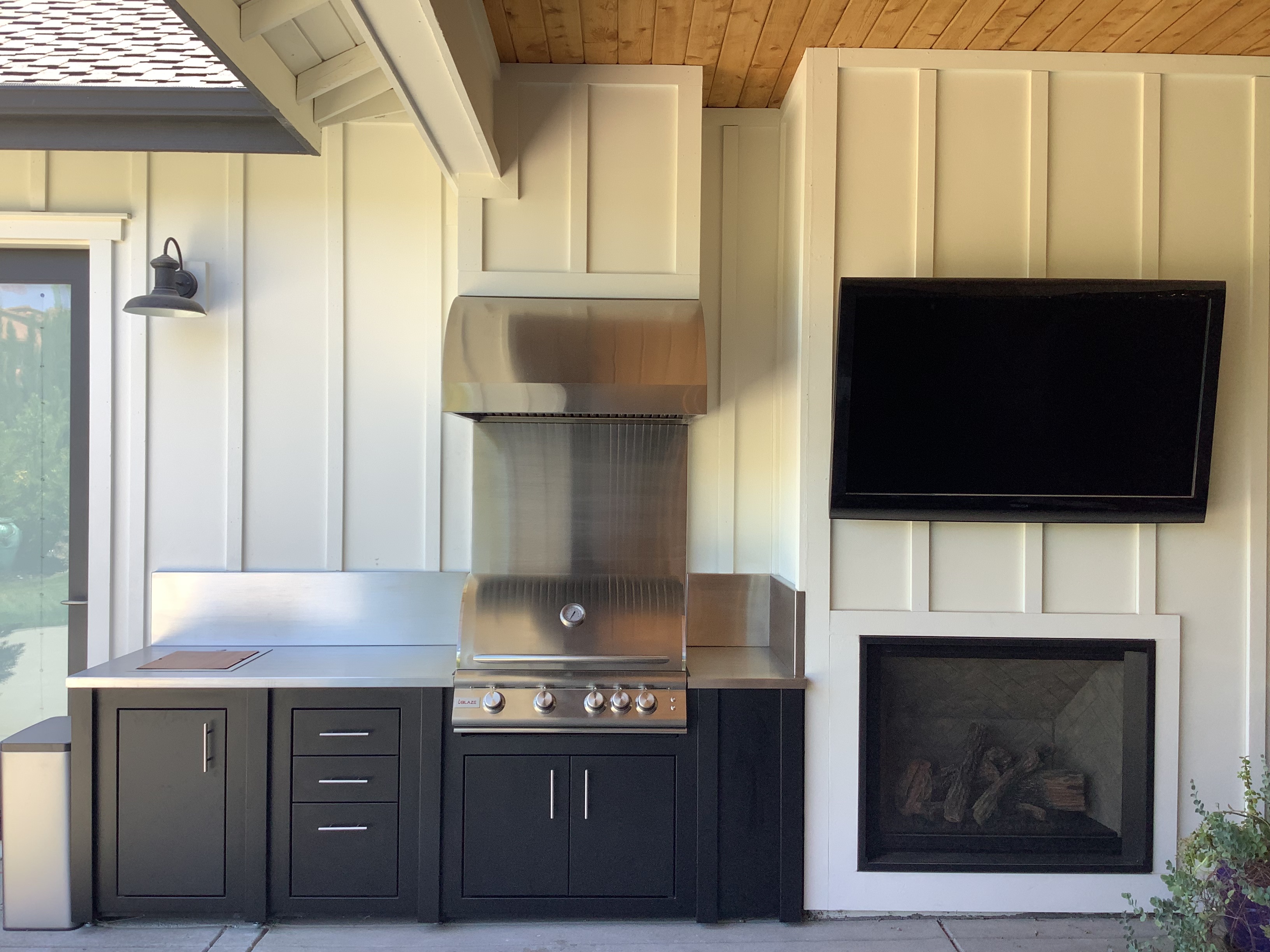 A patio heated up by an outdoor fire pit designed by Pacific Hearth & Home, Inc. in Rancho Cordova, CA